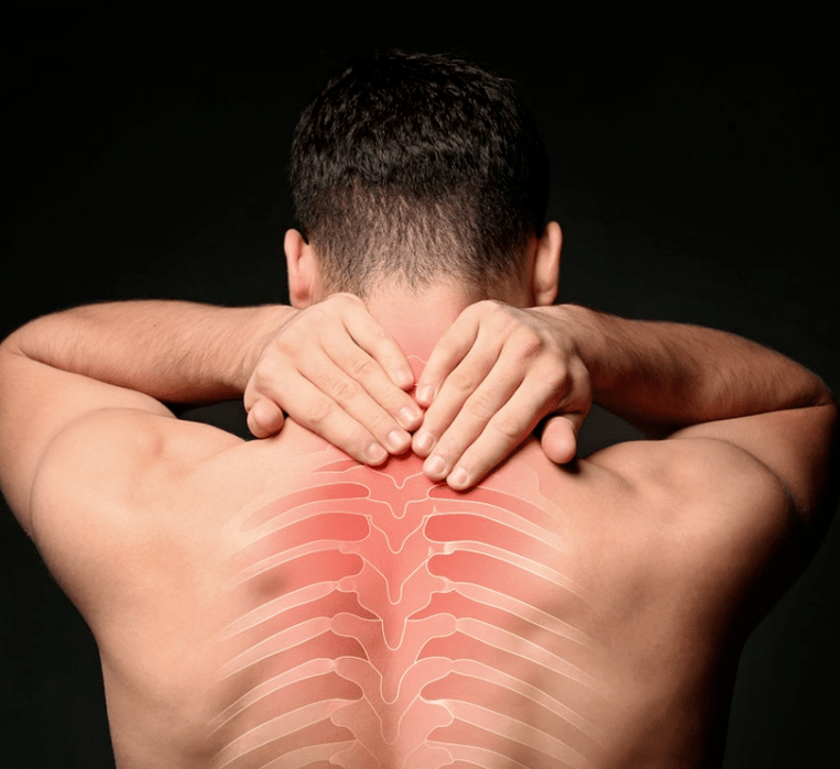 Еден човек е загрижен за остеохондроза на торакалниот 'рбет