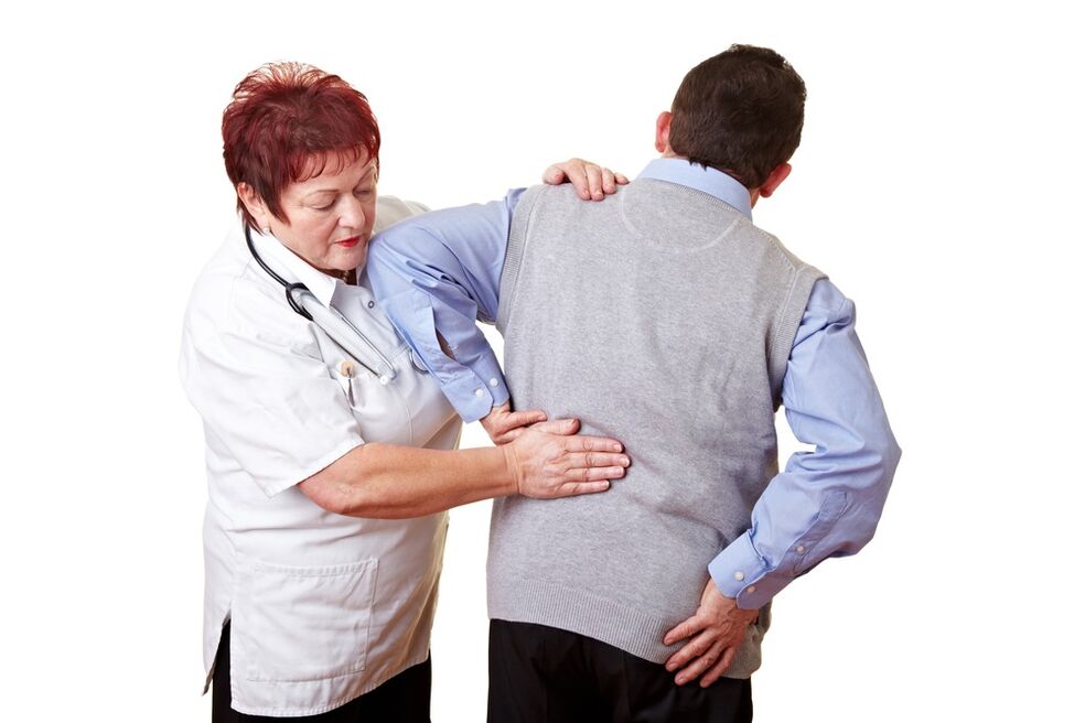 лекарот го испитува грбот за болка