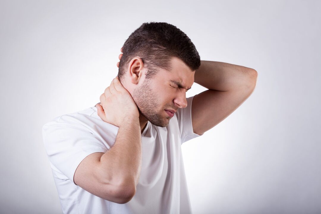 Еден човек е загрижен за цервикалната остеохондроза, која бара комплексен третман