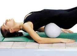 Вежба со перница под долниот дел на грбот